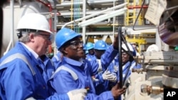 Ghanaian President John Atta Mills (2nd R) turns a valve at FPSO Kwame Nkrumah oil rig at the Jubilee field in Takoradi,(File photo)