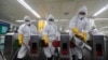 Basebenza gadalala abalwisana lomkhuhlane weCoronavirus. (AP)