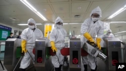 Basebenza gadalala abalwisana lomkhuhlane weCoronavirus. (AP)