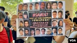 香港民主派初选47人案一年多的提讯过程中， 每次都有大批市民来到法庭举牌支持被告。 (美国之音汤惠芸2022年3月4日)
