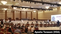 Puluhan warga Afghanistan, termasuk para aktivis perempuan, menghadiri pembicaraan damai dengan Taliban, 7 Juli 2019.
