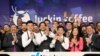 路透社资料图片：瑞幸咖啡高管和员工2019年5月一起敲响纳斯达克开盘钟，庆祝公司赴美公开募股。