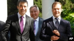 Anders F. Rasmussen (à gauche) et Dmitry Medvedev