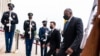 Menteri Pertahanan Lloyd Austin berjalan dengan Presiden Ukraina Volodymyr Zelenskyy setibanya di Pentagon, Selasa, 31 Agustus 2021, di Washington. (Foto: AP/Manuel Balce Ceneta)