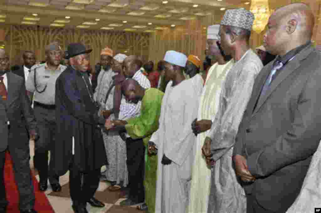 Le président du Nigeria, Goodluck Jonathan, troisième à gauche, recoit les parents des filles enlevées de l’école secondaire publique de Chibok, à Abuja, au Nigeria, mardi le 22 Juillet 2014. (AP Photo)