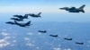 지난 2017년 12월 미한 연합공중훈련 '비질런트 에이스(Vigilant Ace)'에 참가한 미 공군 장거리전략폭격기 B-1B '랜서'와 F-35A, F-35B 전투기와 한국 공군 F-16, F-15K 전투기가 함께 비행하고 있다.