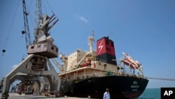 Un cargo est amarré dans la ville portuaire de la mer Rouge, Hodeida, au Yémen, le 29 septembre 2018.