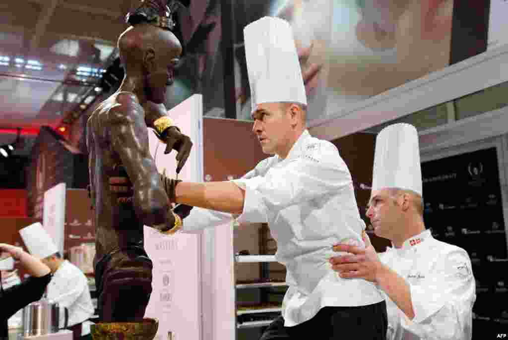 Swiss pastry chef David Pasquiet (C) prepares a chocolate creation during the 'World Chocolate Masters' contest at the Paris chocolate fair (running from October 30 until November 3).