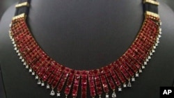 Kalung batu pertama dipamerkan dalam sebuah pameran di Naypyitaw, Myanmar, 3 Agustus 2017.