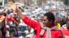 Le leader de l'opposition zambienne Hakainde Hichilema salue ses partisans après avoir été libéré de prison, les accusations de trahison portées contre lui ayant été abandonnées, le 16 août 2107 à Lusaka. 