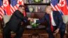 Le président des États-Unis, Donald Trump, serre la main du dirigeant nord-coréen Kim Jong Un lors de leurs premières rencontres à Singapour, le 12 juin 2018 .