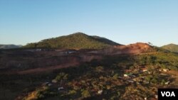 津巴布韦盘赫龙格地区的中非汇金(Sino Africa Huijin)大规模采矿作业鸟瞰图。大规模的露天矿坑从山腰上凿出，清晰可见。采矿地点距离居民区很近，引发了当地人对环境污染和社区风险的担忧。(2024年9月17日) (美国之音/伊诺斯·丹赫尔)