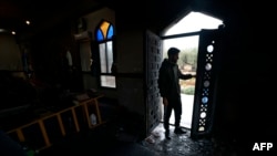 Palestinac pregleda štetu nanesenu džamiji, nakon izvještaja o napadu izraelskih doseljenika, u gradu Marda u blizini grada Salfita na Zapadnoj obali 20. decembra 2024. godine.