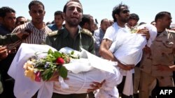 Des funérailles des victimes d’une frappe aérienne à Sorman, Libye, 22 juin 2011.