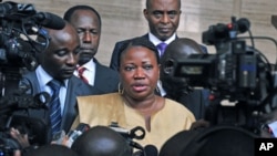 Ketua tim jaksa Fatou Bensouda (tengah) akan memimpin penyelidikan ICC atas krisis yang terjadi di Mali (foto: dok). 