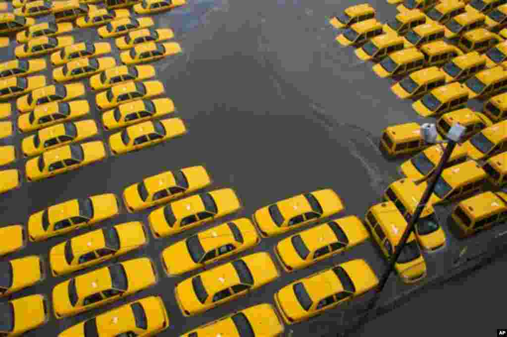 Tempat parkir yang dipenuhi taksi khas New York berwarna kuning digenangi air akibat badai super Sandy, di Hoboken, New Jersey (30/10).