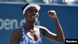 Venus Williams et sa soeur Serena sont qualifiées pour les quarts de finale d'un tournoi du Grand Chelem, une première depuis 2010 (Robert Deutsch-USA TODAY)