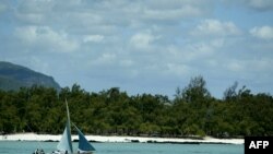 Un bateau le long des cotes mauriciennes, 13 novembre 2003.