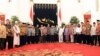 Presiden Jokowi didampingi Wapres Jusuf Kalla bersama para tokoh agama di Istana Negara Jakarta, Kamis malam, 23 juli 2015 (VOA/Andylala).
