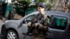 Un soldat français monte la garde après que des soldats ont été blessés par un véhicule à Levallois-Perret en France, le 9 août 2017.