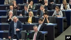 European Commission President Jean-Claude Juncker, left, speaks at the European Parliament in Strasbourg, eastern France, Nov.13, 2018. British and Irish media say U.K. and EU negotiators have reached an agreement on a proposed Brexit deal to resolve the 