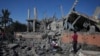 Palestinci provjeravaju ruševine uništene zgrade nakon noćnog izraelskog napada u Deir al-Balahu, Pojas Gaze, 4. decembra 2024.