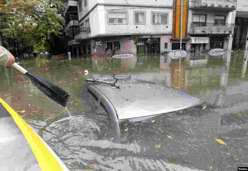 Beberapa mobil tenggelam akibat banjir bandang di ibukota Buenos Aires, Argentina.