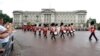 Pengunjuk Rasa untuk Hak Ayah Panjat Atap Istana Buckingham