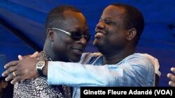Sébastien Ajavon, patron des patrons, à droite, et le président Patrice Talon, tous deux candidats à la dernière présidentielle, s’embrassent pendant la campagne électorale, Cotonou, Bénin, 2016. VOA/Ginette Adande.