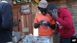 Abathenga bethengisa okutshiyeneyo.