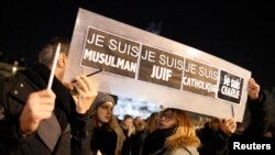 Des manifestants, Place de la République à Paris (Reuters)