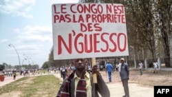 Un manifestant brandit un écriteau dénonçant le référendum constitutionnel à Brazzaville, République du Congo, 27 septembre 2015. AFP PHOTO / LAUDES MARTIAL MBON