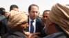 Le Premier ministre tunisien Youssef Chahed s'entretient avec quelques personnes à son arrivée dans la ville de Tataouine, le 27 avril 2017.