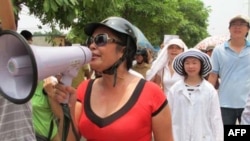 Chị Bùi Thị Minh Hằng trong một cuộc tuần hành chống Trung Quốc ngày 17/7/2011 tại Hà Nội