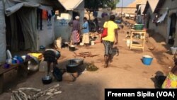Dans un site de déplacés de Bangui, Centrafrique, le 8 novembre 2016. (Freeman Sipila/VOA)