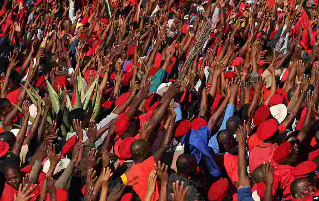 Para pendukung partai Economic Freedom Fighters&#39; (EFF) melakukan unjuk rasa terhadap kantor media pemerintah SABC di Johannesburg, Afrika Selatan yang menolak menyiarkan acara kampanye partai mereka.