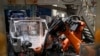 资料图片：中国北汽集团工厂的工人正在组装吉普车