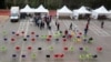 Un marché en plein air mis en place par le gouvernement algérien pour éviter l'encombrement à l'intérieur des supermarchés, à Alger, Algérie, le 19 avril 2020.