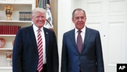 Le président Donald Trump et le ministre russe des Affaires étrangères, Sergueï Lavrov, à la Maison Blanche à Washington, le mercredi 10 mai 2017. (Photo du ministère russe des Affaires étrangères via AP)