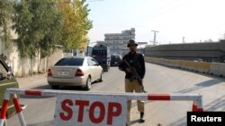 Seorang polisi tengah berjaga di kawasan Mingora, Swat Valley, Pakistan, 4 Desember 2016. (Foto: dok).
