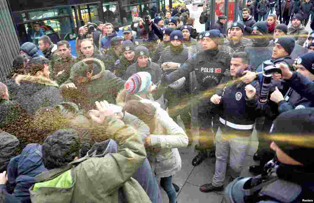 Polisi anti huru-hara menggunakan semprotan merica (pepper spray) untuk membubarkan demonstran dalam aksi protes di Ankara, Turki.