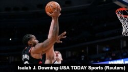 Kawhi Leonard,à gauche, contre le pivot des Denver Nuggets, Nikola Jokic, Denver, Colorado, le 16 décembre 2018. (Isaiah J. Downing-USA TODAY Sports)
